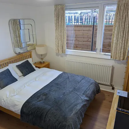 Beautiful Independent Apartment In London Uk